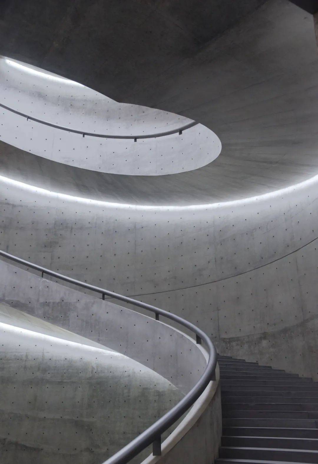 世界唯一"的新诗——一条清水混凝土双螺旋楼梯,用来连接各层视线焦点