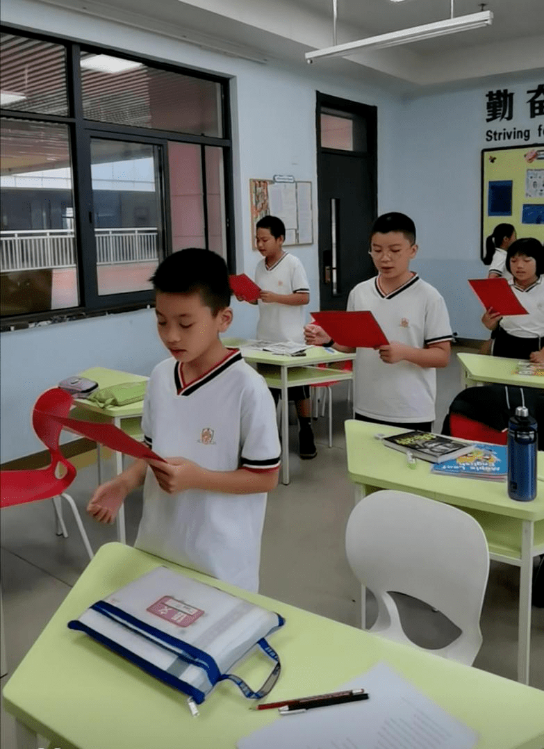 营造自由和谐的氛围记深圳市枫叶学校501班升旗仪式展演