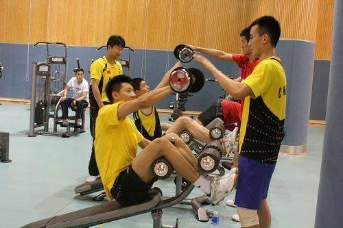 ▌练习手腕力量这个动作主要是练习手腕的力量,打羽毛球的人都知道有