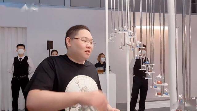 pdd带水友看劳斯莱斯现场为女助理招亲谁娶她我就送一辆