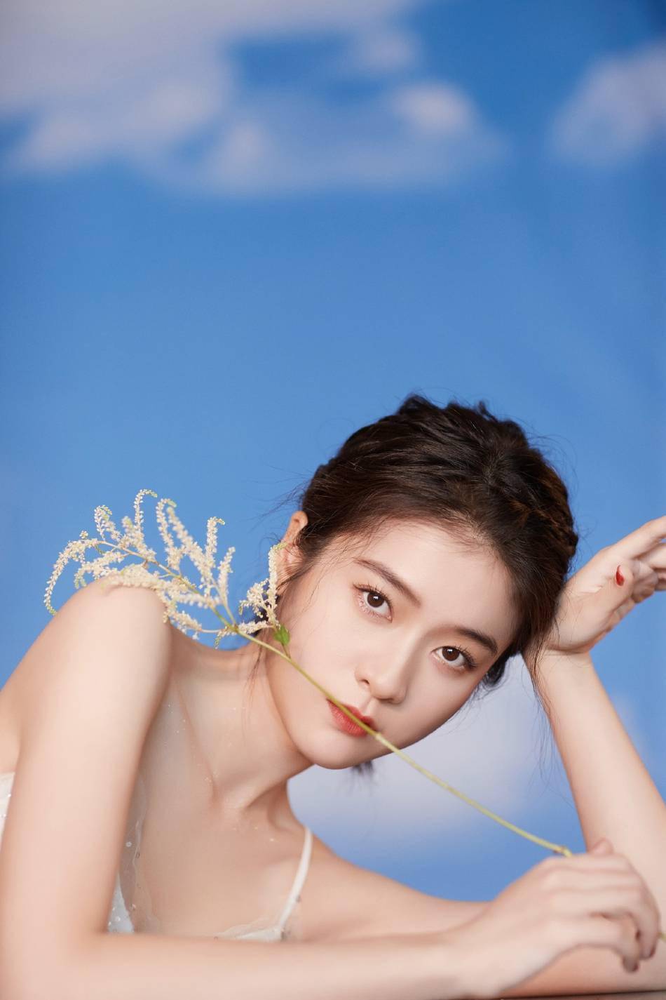 张雪迎一袭吊带轻纱裙,散发着温柔少女的气质,像从冰雪世界走出的公主