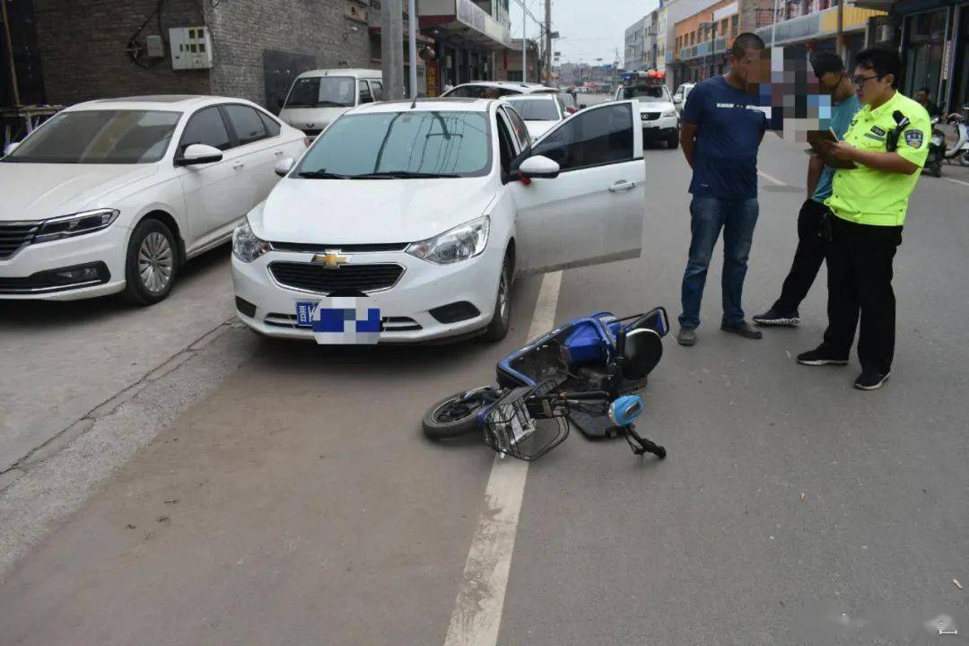 平遥司机开门撞到电动车有人受伤