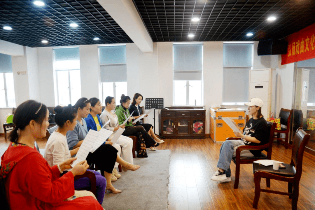 平阳县小百花越剧团成人戏曲化妆造型越剧表演公益培训班开课了