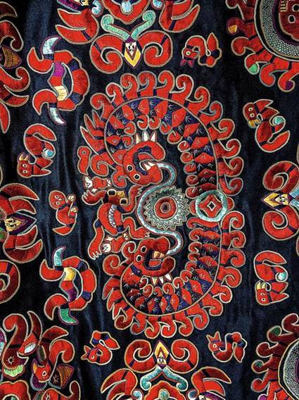 但对于苗族而言,龙文化则更是颇有渊源,甚至可以说是深入其骨血的图腾