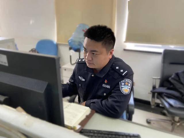 解围重复着我们经常对孩子说的话:爸爸不能陪你是因为爸爸是个刑警