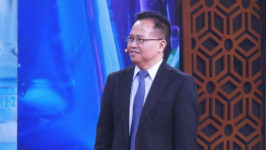 导演老孙在实验室呼呼大睡,非说专家告诉他换一种睡姿就可以延缓衰老