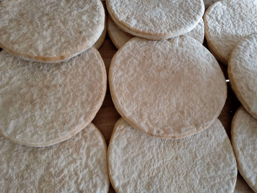 外表斑黄内瓤松软醇香适口的吴城锅盔