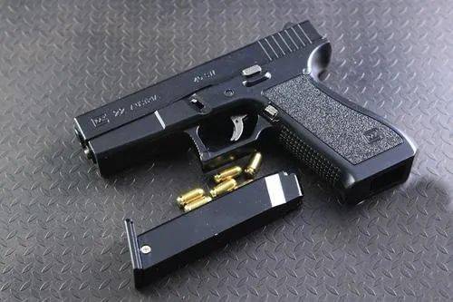 3岁女儿扣动扳机爸爸当场死亡