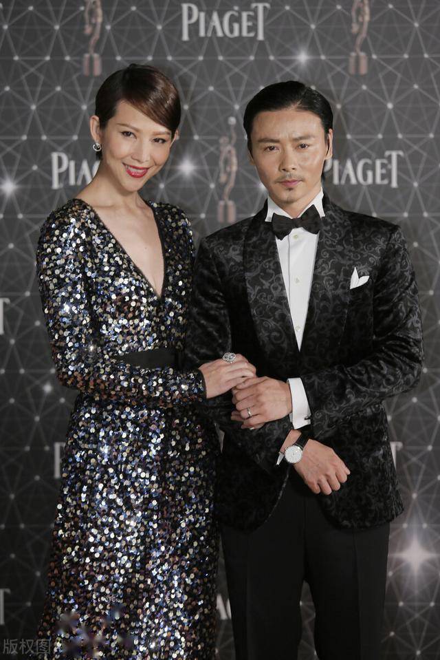 蔡少芬张晋也来撒狗粮,穿黑色亮片裙身姿曼妙,勾肩搭背甚是甜蜜