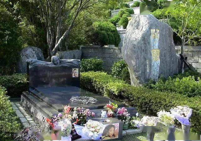 看完邓丽君墓地再看陈晓旭的墓地一个占地十平米一处像花园
