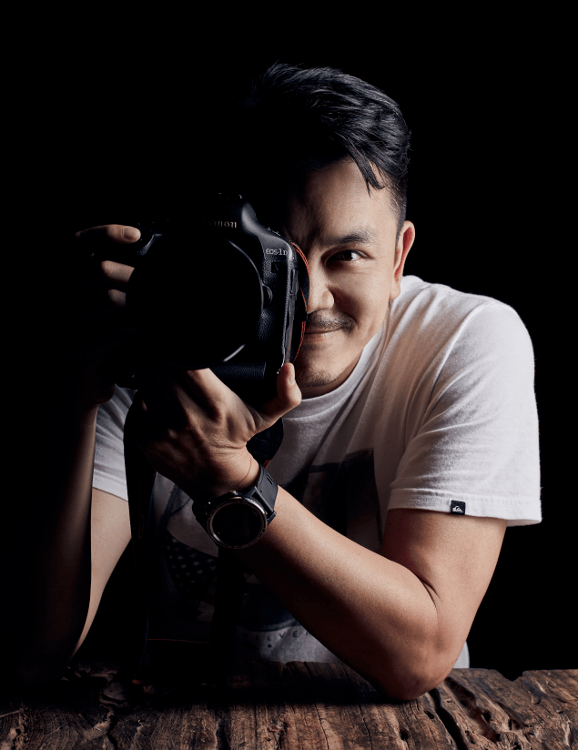 年,系列组照《白魂》惊艳全国摄影圈;2010年创办陈莫视觉摄影工作室