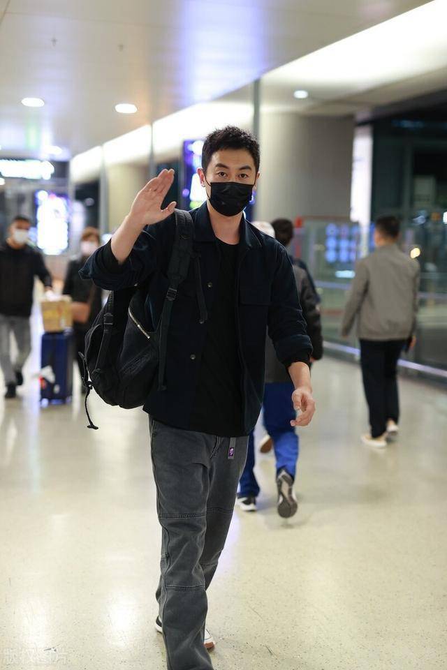 许久没有出现在机场街拍的朱亚文本次状态也非常好,遇到自己的粉丝
