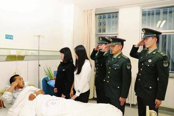 北京卫戍区某部战士王燕军奋不顾身扑灭火情