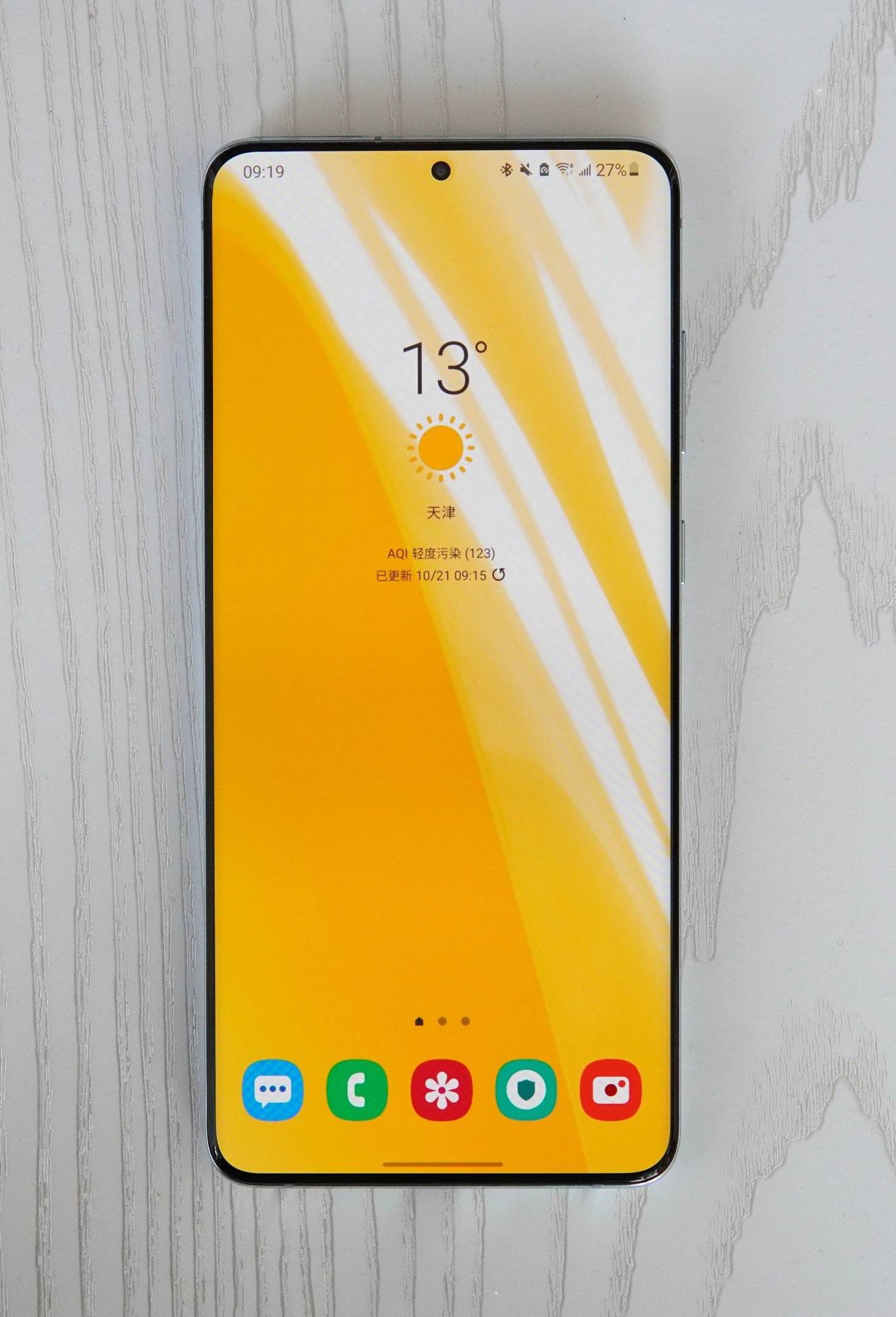 和galaxy s20 上看到的情况不同,三星很可能会坚持使用一个细小曲线