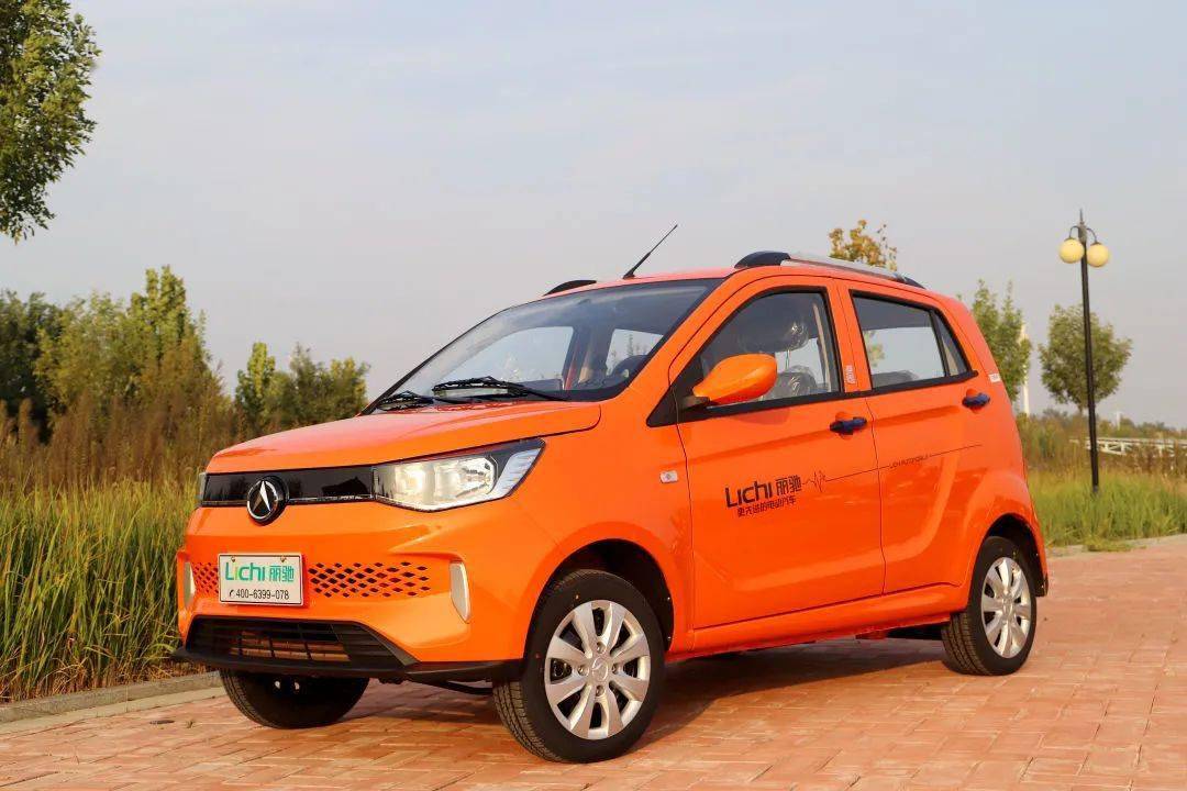 丽驰v8匹配长达2238mm的轴距,3396mm的车身长度,其空间远超同级别新