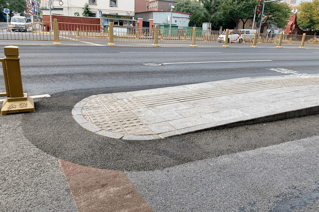 特殊群体出行更方便!门头沟196个公交站台完成无障碍改造_坡道