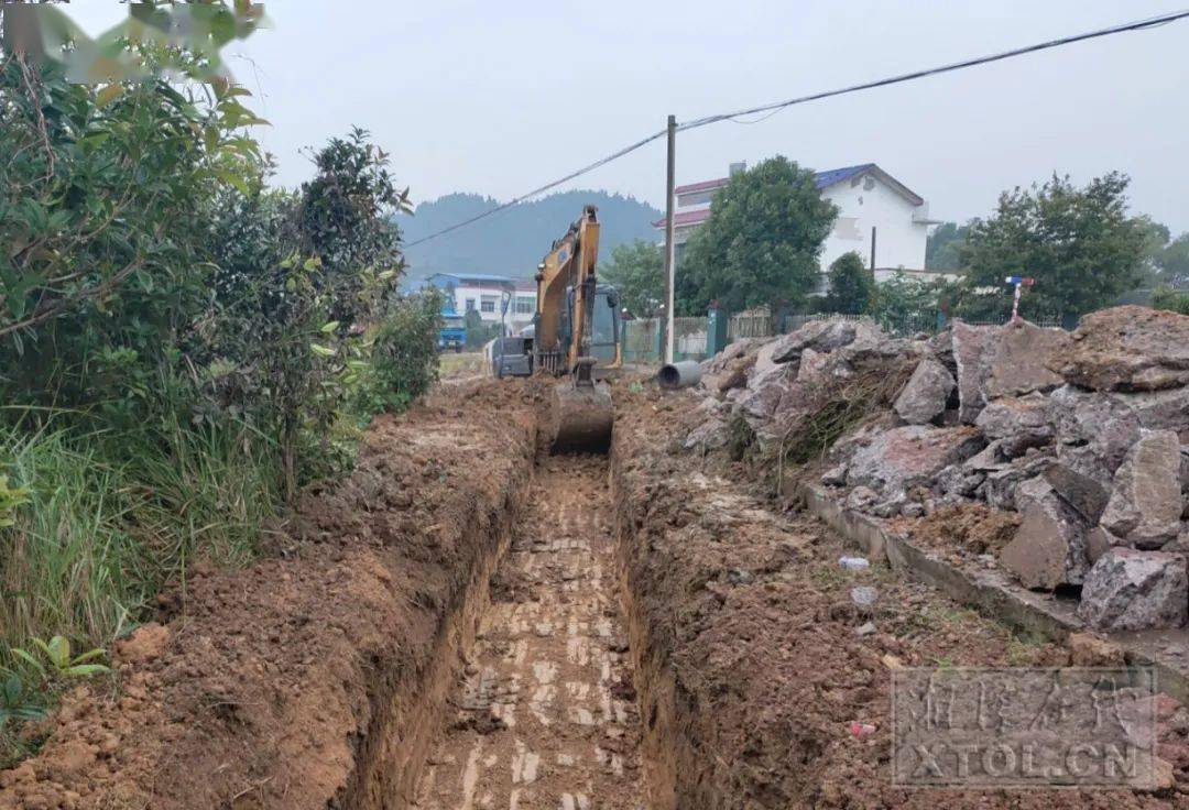 谭锦旺告诉湘潭日报社全媒体记者:"工人们正在建路肩墙,因为路面加宽