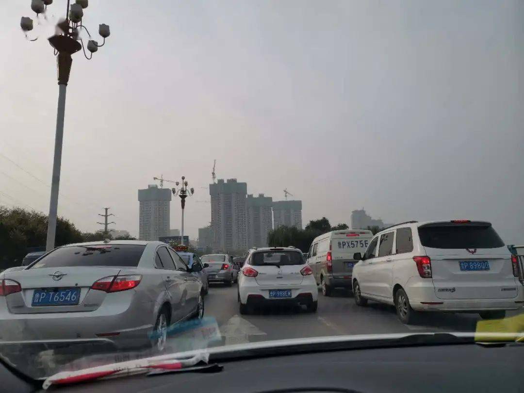 堵车用"心塞"两字根本概括不完!但是仍然有交通问题仍在存在!