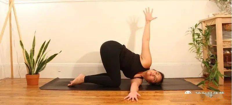 1个瑜伽体式灵活脊柱打开肩膀穿针式了解一下