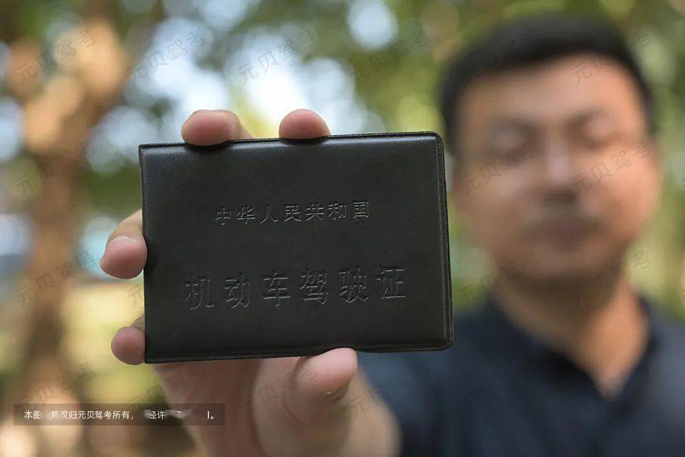 对申请小型汽车,小型自动挡汽车,轻便摩托车驾驶证的年龄上限由70周岁