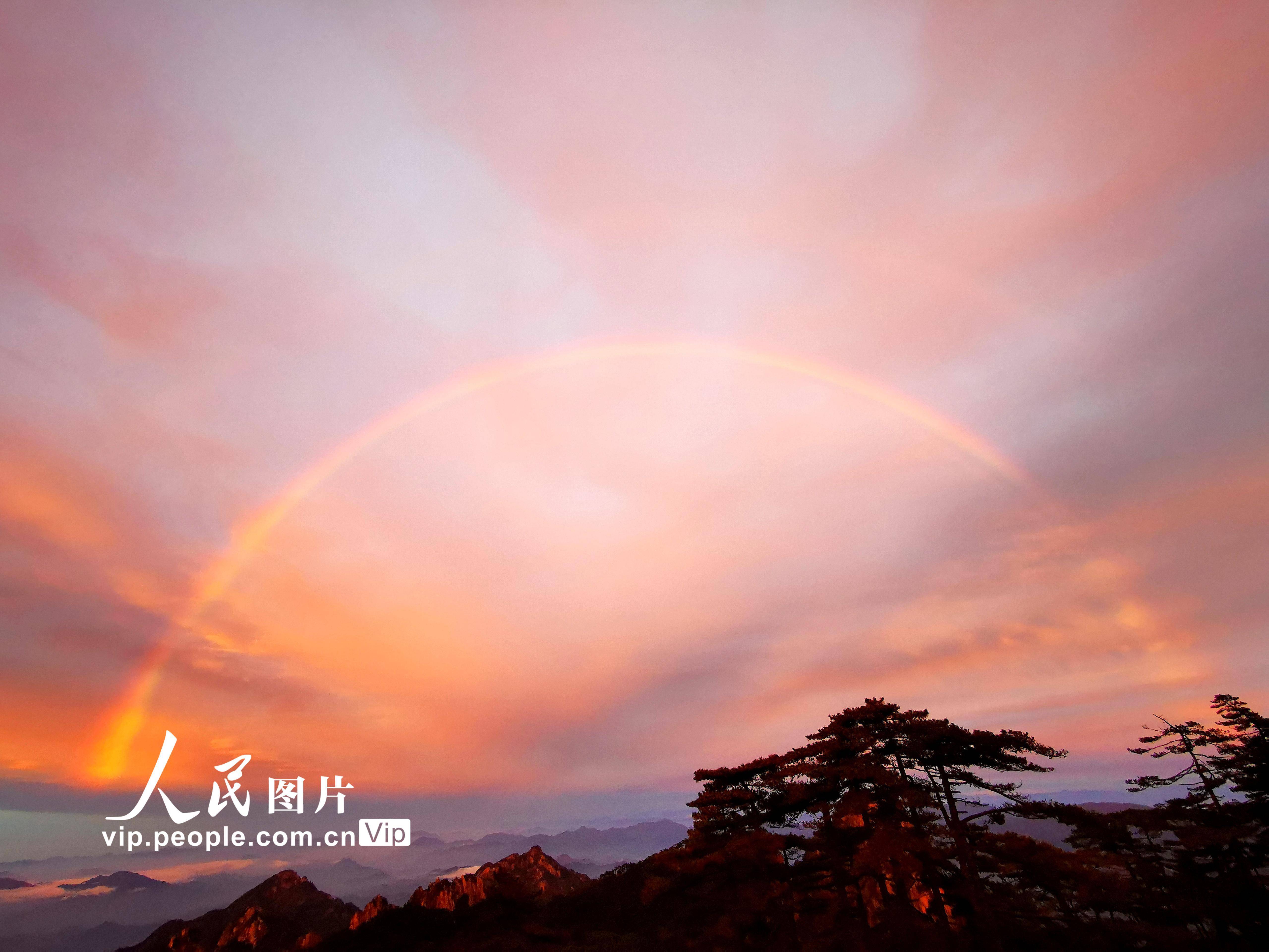 2020年10日21日下午5时50分,雨后的黄山现奇异双彩虹,持续时间达9分钟