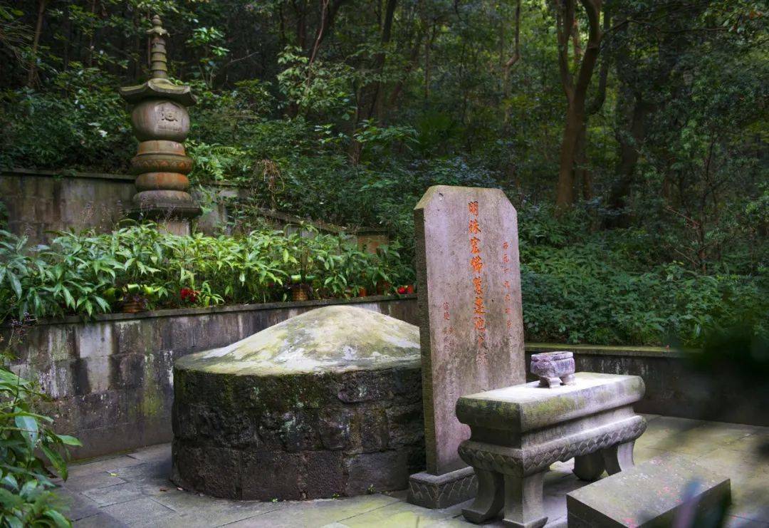 莲池大师俗姓沈,名祩宏,字佛慧,杭州人,他对云栖寺的重建功不可没.