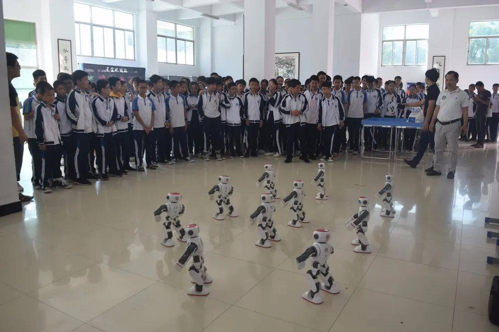 市科普进校园在梅塘镇梅峰初级中学隆重举行