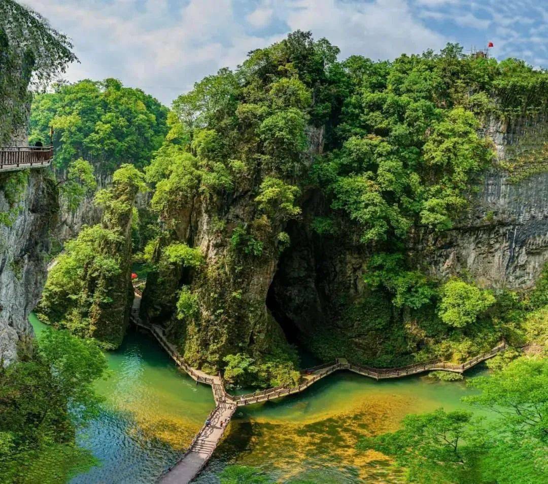 走進灑金谷景區,最不缺的就是山水美景,儘管已經到了秋天,但這裡的山