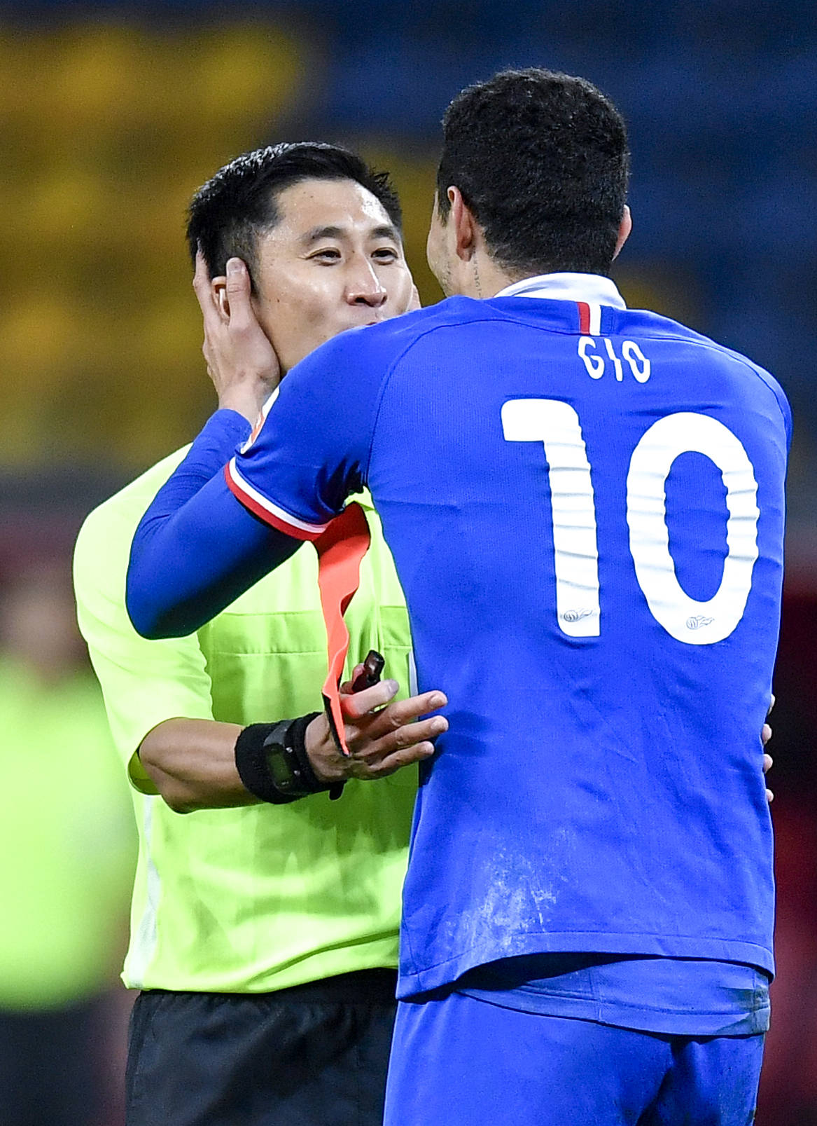 10月23日,上海绿地申花队球员莫雷诺(右)在比赛中与主裁判沟通.