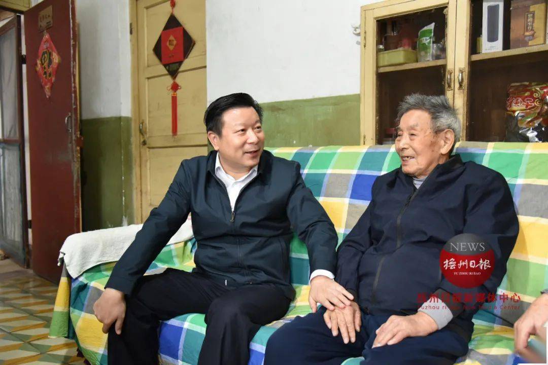 老同志黄永江肖毅,王宏安,谭小平,李进伟先后走访慰问了93岁的刘万镁