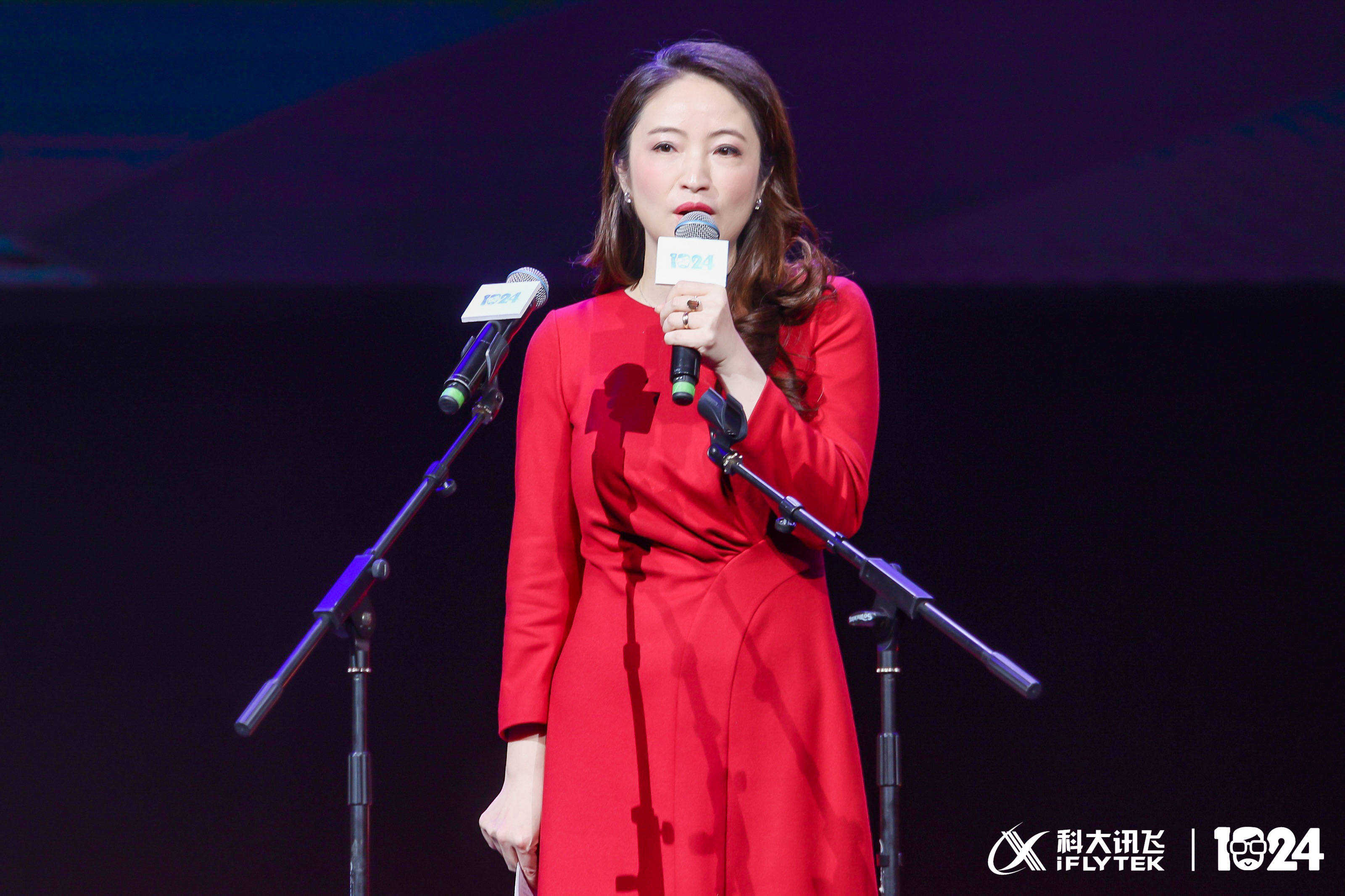 当天,科大讯飞高级副总裁杜兰在接受南都记者采访时表示,人工智能不仅