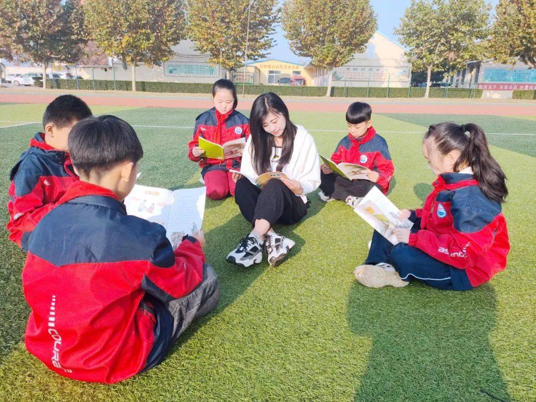 师生协同,徜徉书海莒县长岭镇课庄小学校园之秋莒县阎庄街道中心小学