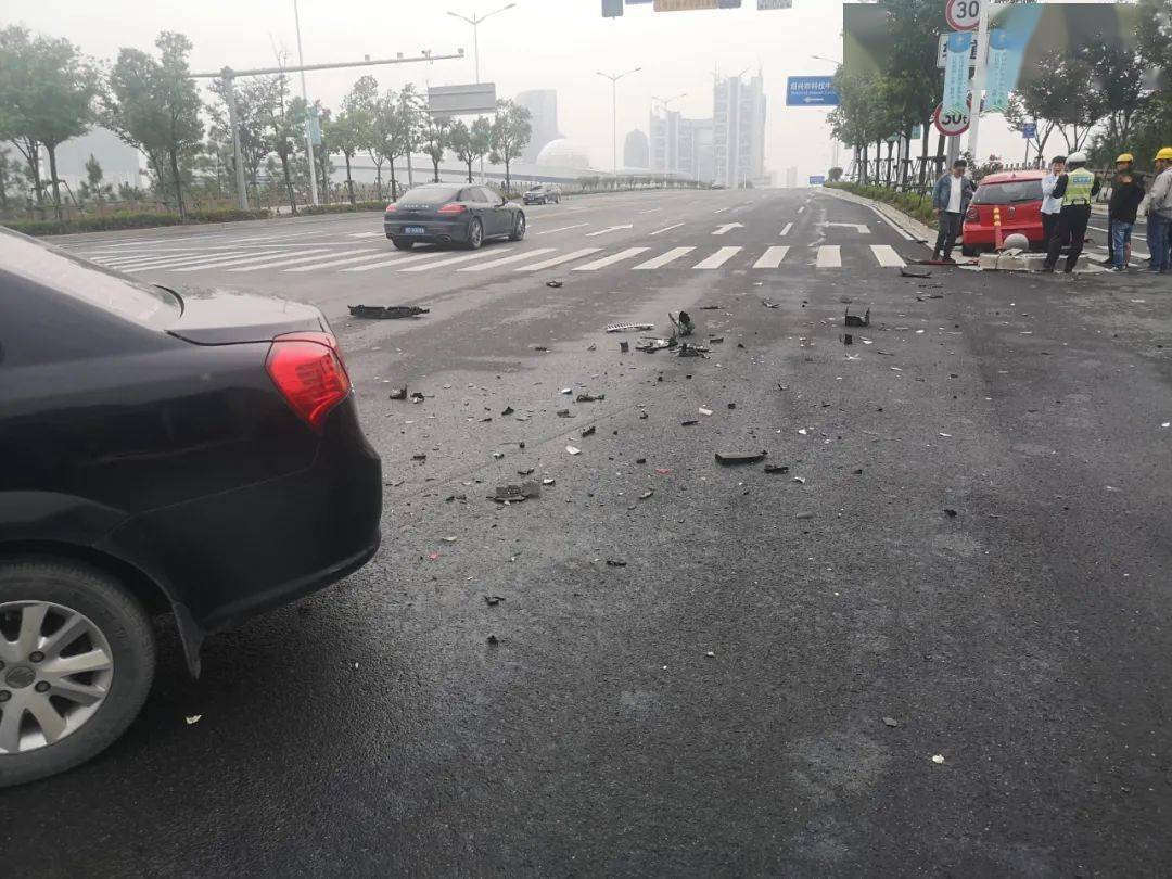 震裂石墩紹興鏡湖發生嚴重車禍現場慘不忍睹車牌都撞沒了