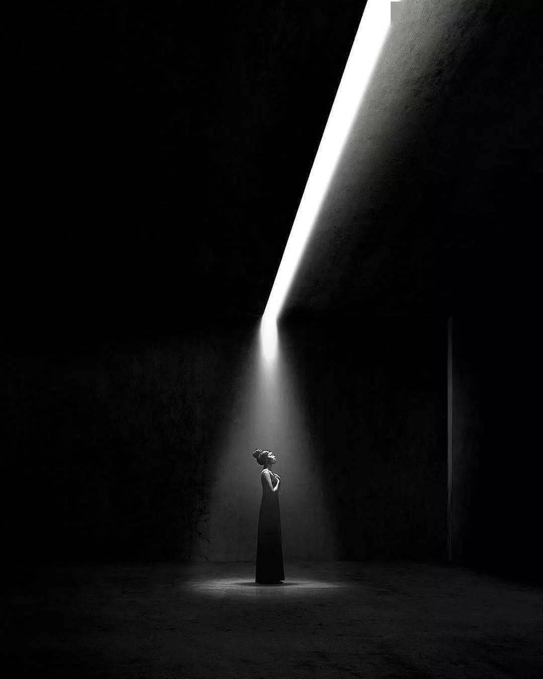 但是光影调低暗不是目的,目的是通过大片低暗的影调更鲜明的突出亮调