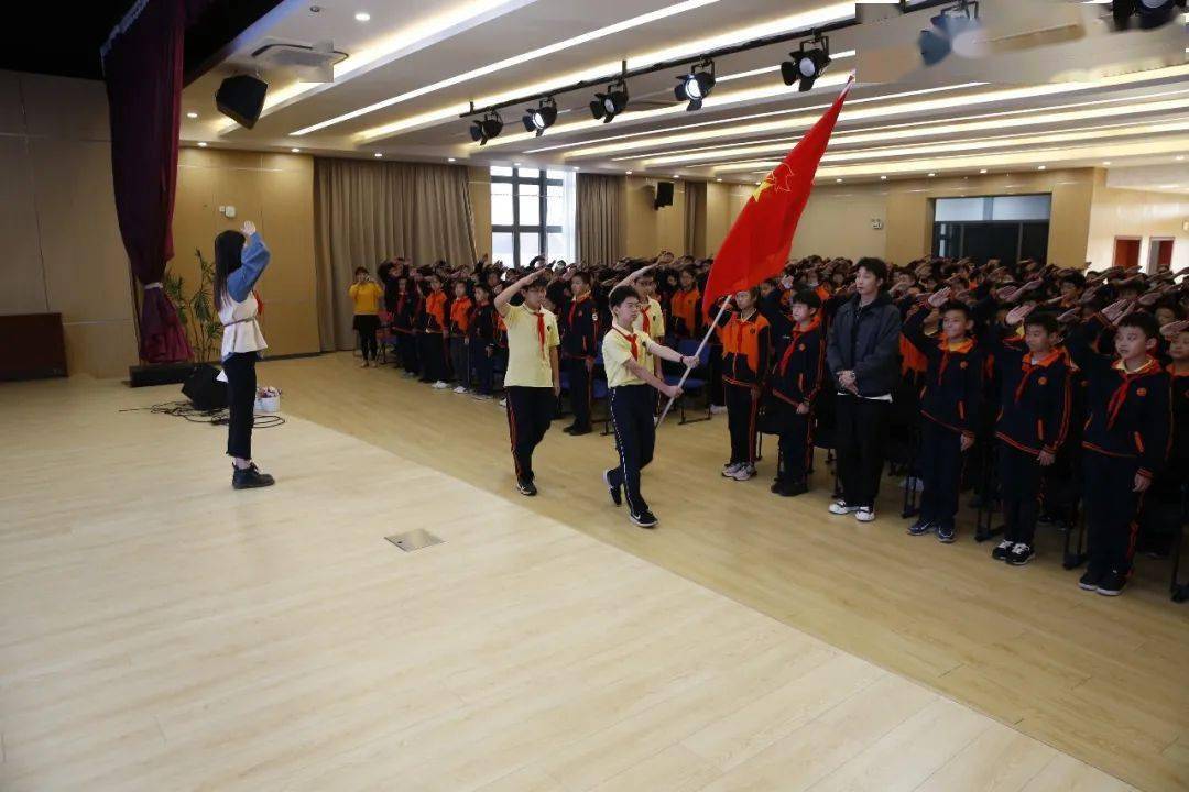 队旗飘扬 引领成长——上海市罗阳中学六年级换巾仪式和七年级重温