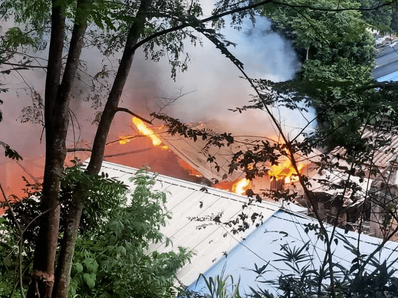 梅州一工棚突发大火,现场火势凶猛,浓烟滚滚!