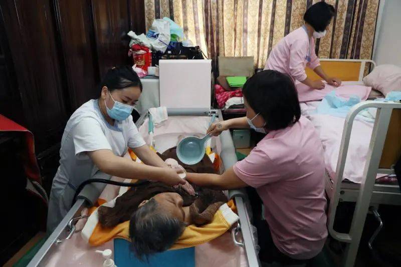 450元一次,三人上门助浴,日本的"到宅沐浴"上海也有啦