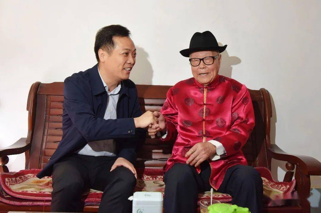 10月24日上午,县委书记孙环志先后走访慰问了离退休干部王沛先,罗大敏