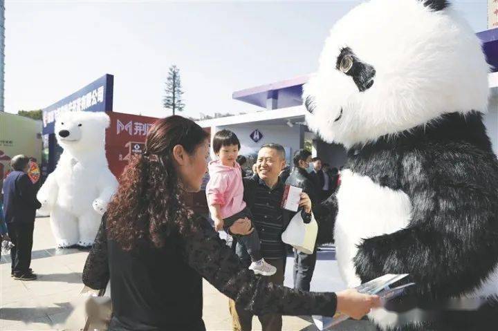 市房地产业协会副会长杨才斌宣读诚信宣言市房地产业协会副会长饶军锋