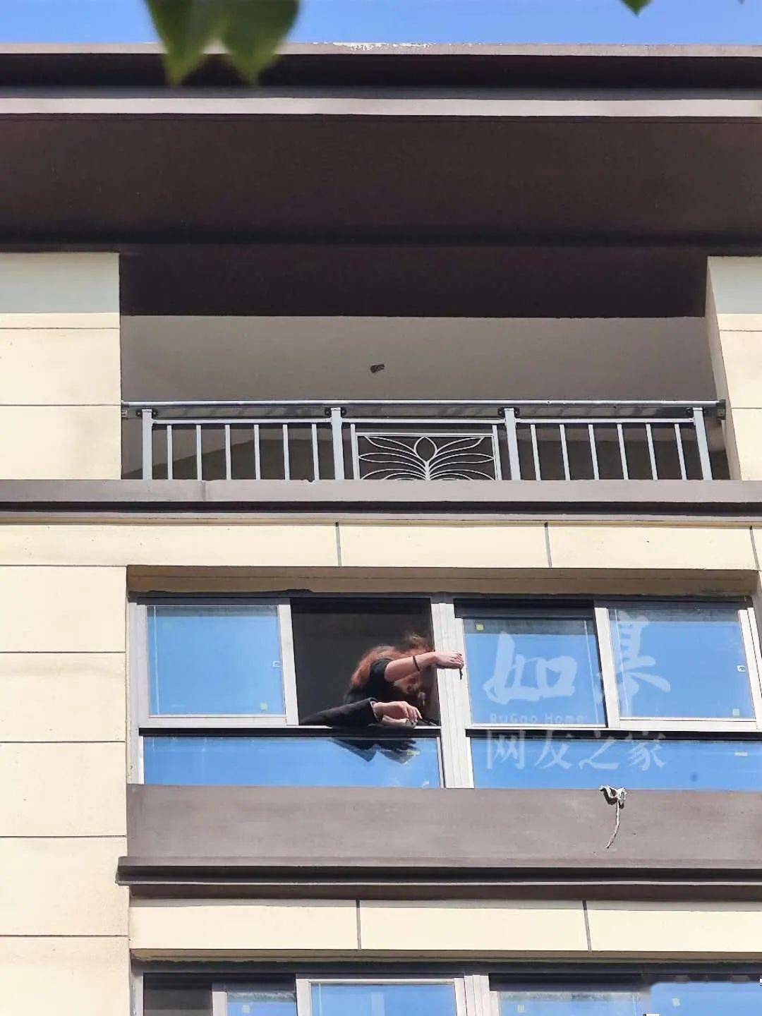 如皋"春映熙岸"停工近半年,业主急的爬窗要跳(视频)