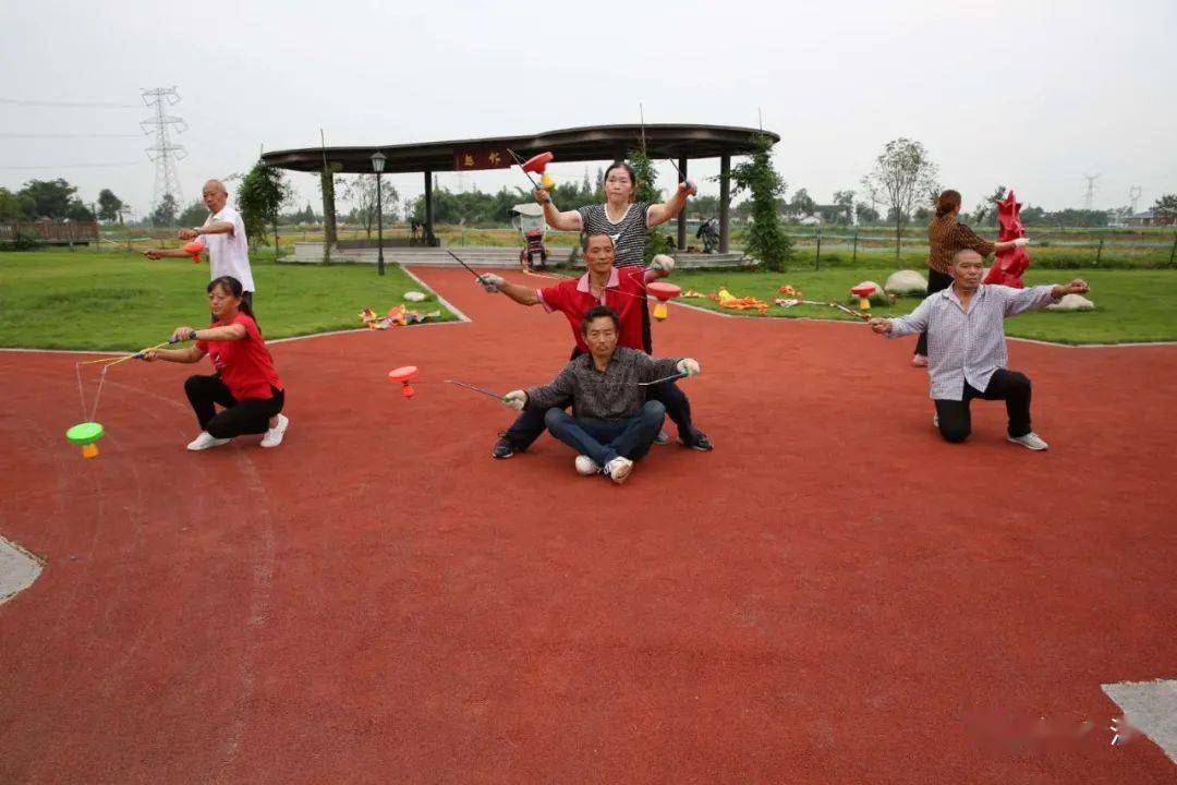 龙门阵来炫技看高坪镇这支民间艺术团花式抖空竹