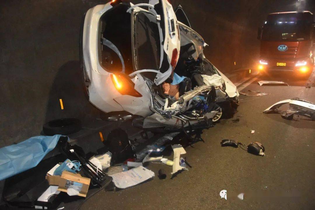 厦高速公路往安溪方向行驶至甬莞高速公路b道900公里处(龙门岭隧道内)