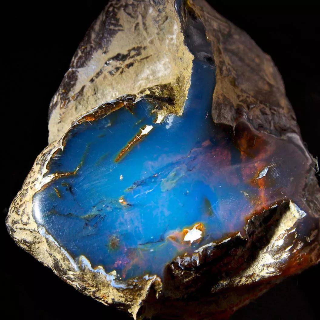 唯一能变色的琥珀白天黄色晚上蓝色两副面孔给谁看