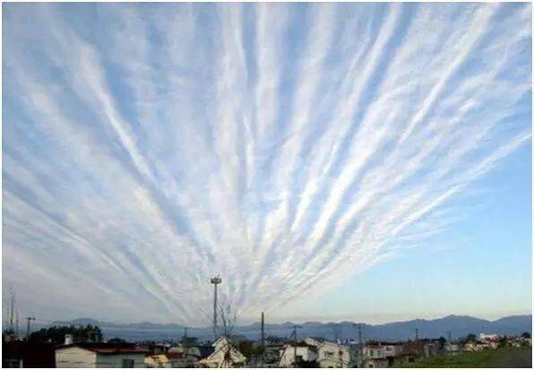 其实是荚状层积云或者荚状高积云;辐射状地震云,其实是辐辏状高积云