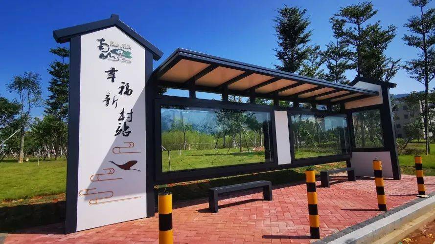 南山家门口的公交站变美了