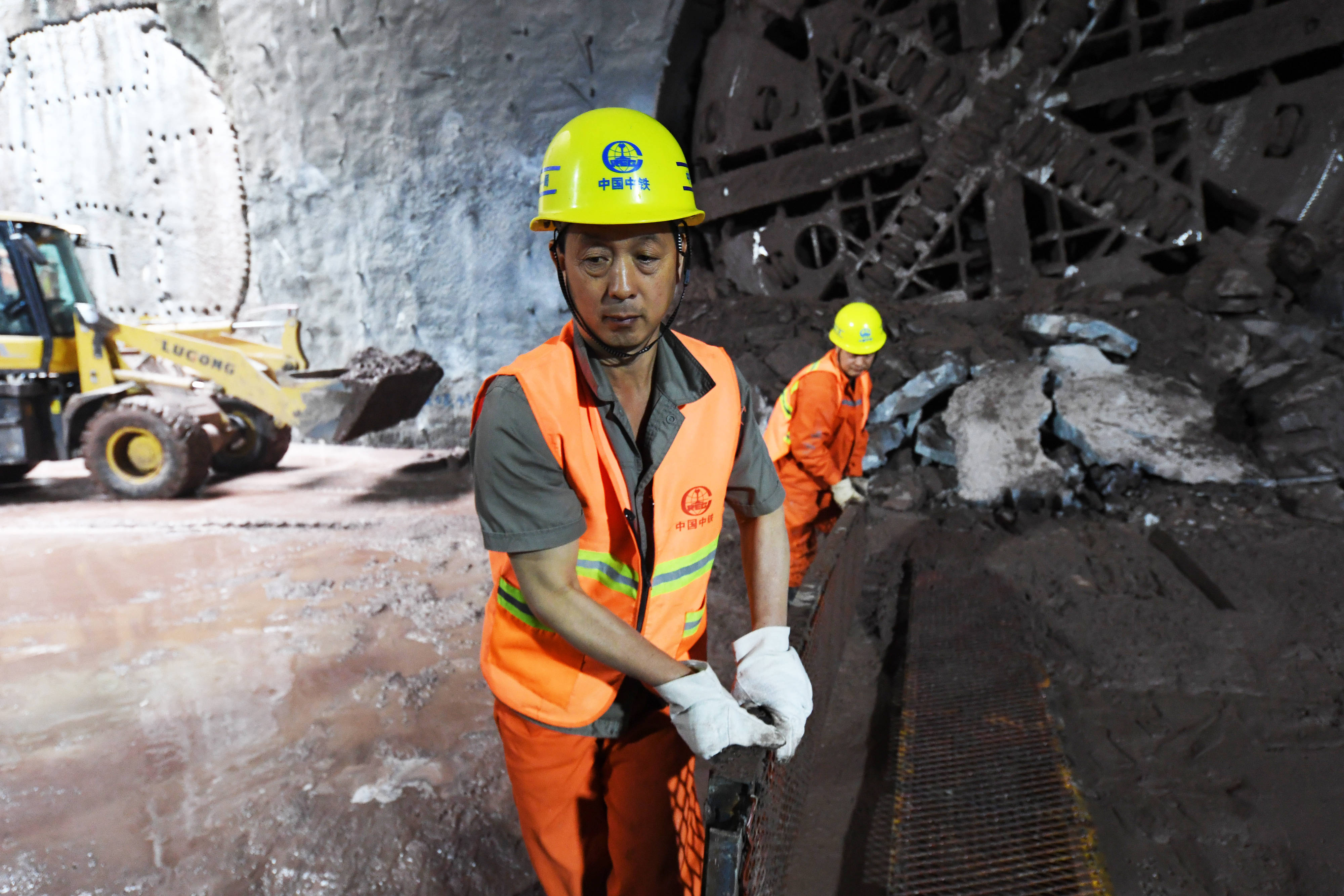 10月25日,工人在重庆轨道交通四号线二期工程高石坎站—复盛站区间tbm