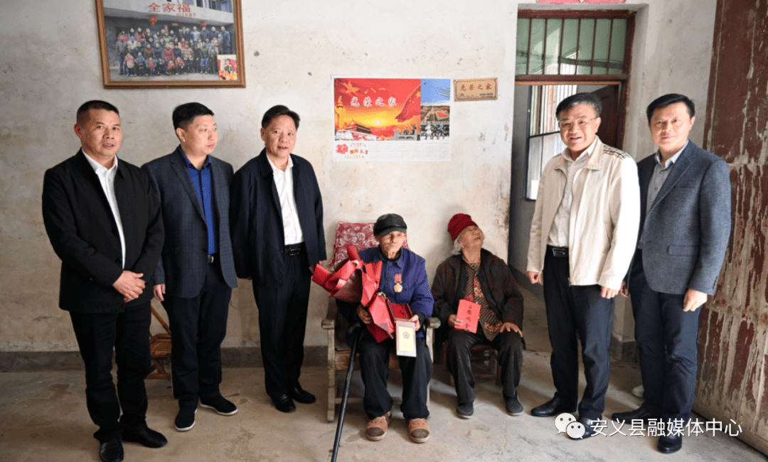致敬‖书记县长为安义英雄老兵颁发抗美援朝纪念章