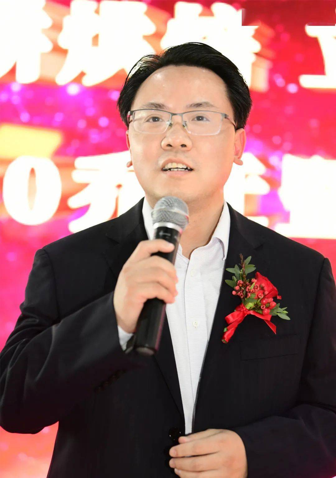 欧03瑂女士致辞科麦职员主持开幕典礼69嘉宾代表送上乔迁之喜礼物