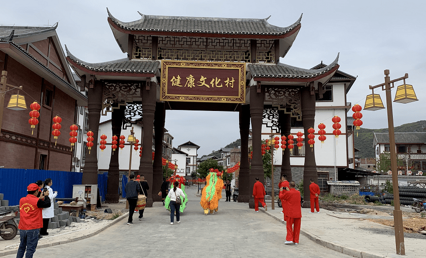 恭城平安镇桥头健康文化村千人油茶宴欢度重阳节暨南无拳村民团体表演