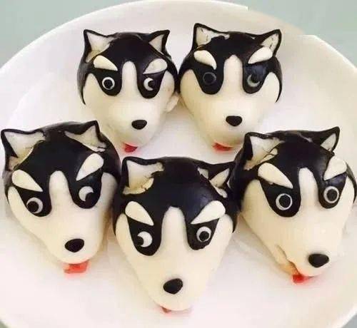 二哈在家里搞破坏后表妹给它做了狗头美食吃完后二哈开始崩溃